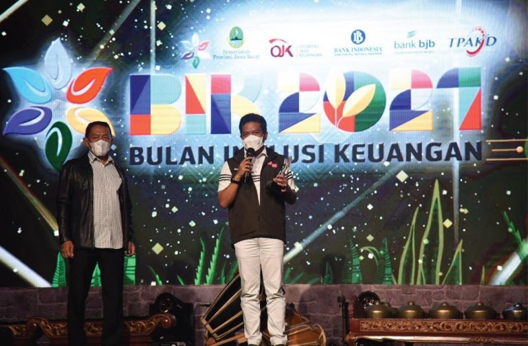 Puncak Bulan Inklusi Keuangan OJK Jabar Anugerahkan 7 Penghargaan