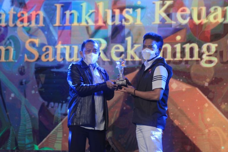 Percepat Inklusi Keuangan, Bupati Bandung Raih Penghargaan