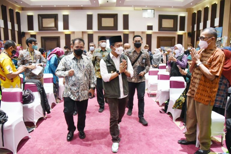 Bupati Bandung Minta Dunia Pendidikan Bebas Pungli