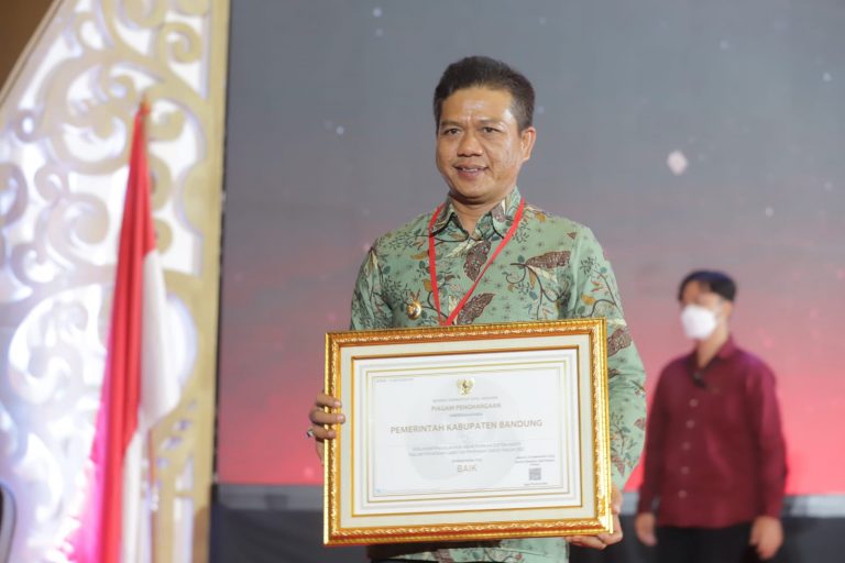 Bupati Bandung Terima Penghargaan KASN