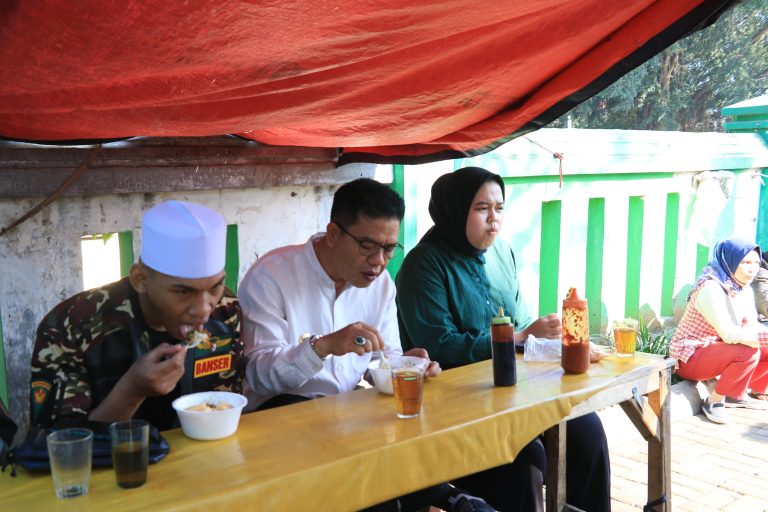 Bupati Bandung Ikut Nyicip Bubur Gratis HUMAIRA