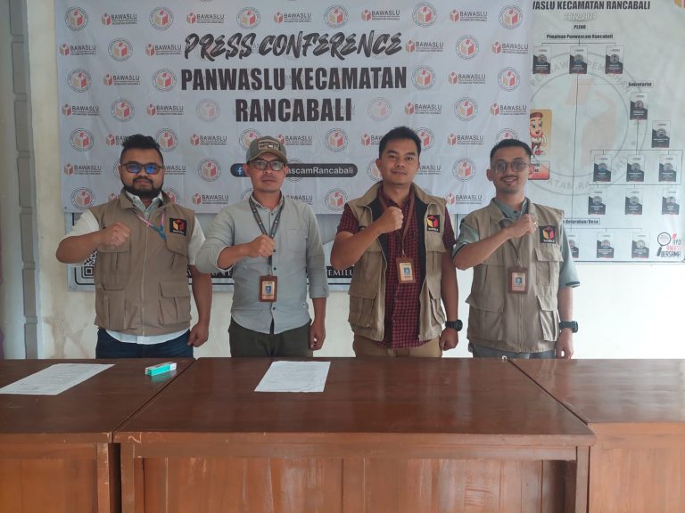 Panwascam Rancabali Bersihkan Ribuan APK di Masa Tenang