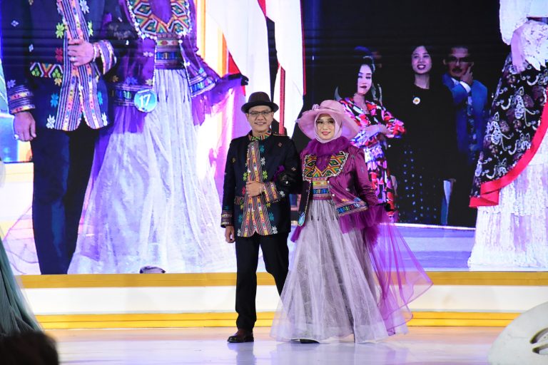 Sarung Majalaya dan Batik Kina Jadi Fesyen Elegan Dua Sejoli Ini