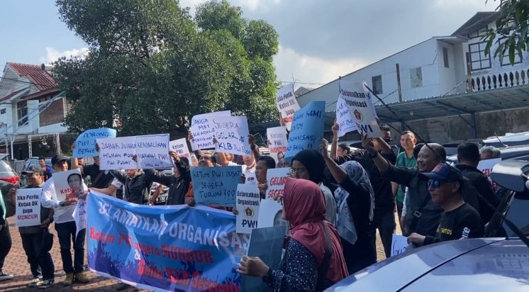 PWI Se-Bandung Raya Demo Tuntut Ketum Hendry Mundur
