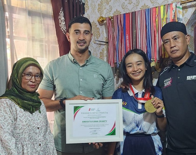 Cawabup Bandung Ali Syakieb Anugrahi 2 Pemuda Inspiratif