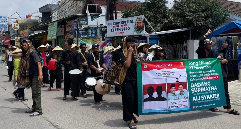 Semarakkan Paslon Dadang Supriatna-Ali Syakieb, Para Seniman Gelar Pertunjukan Jalanan