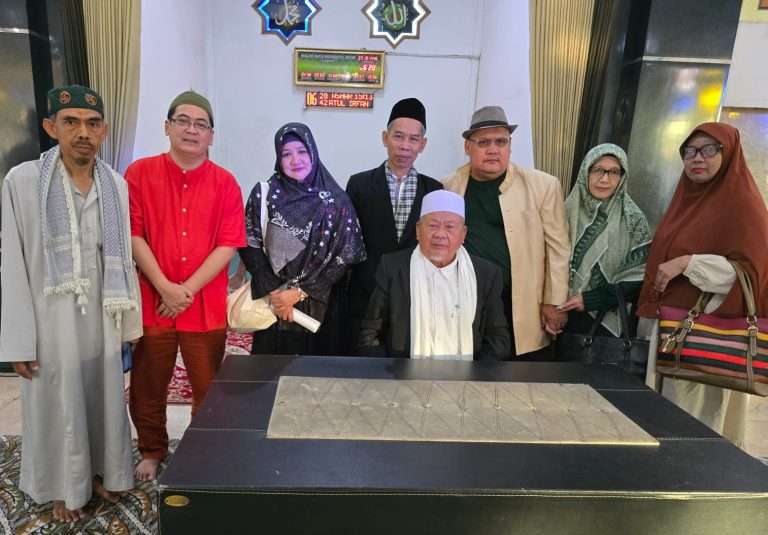 Wagub Jabar Beri Hadiah Enam Penerima Tahajud Award 2025