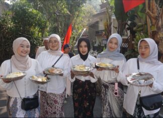 Asyiknya Mahasiswa IKIP Siliwangi Saat KKN di Kampung Adat Cireundeu Cimahi